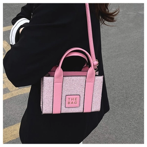 Détail du mini cabas rose pailleté avec étiquette THE BAG et bandoulière réglable