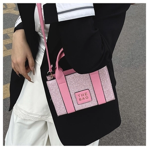 Mini cabas en tweed rose avec patch THE BAG et bandoulière en cuir assortie