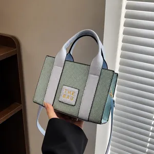 Sac fourre-tout scintillant bicolore avec lettrage THE BAG et bandoulière en cuir