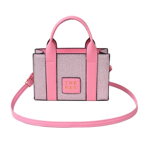 Sac fourre-tout carré rose en toile et cuir avec bandoulière et lettrage THE BAG