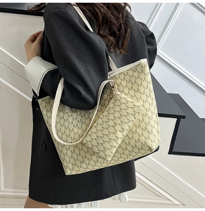 Détail d'un ensemble cabas avec imprimé lettre M et petite pochette zippée assortie