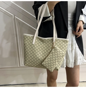 Vue détaillée du grand sac cabas avec imprimé monogramme et petit sac à fermeture