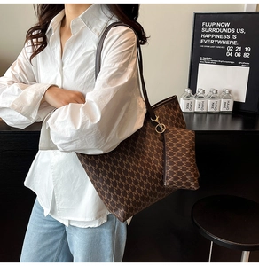 Vue détaillée du sac cabas marron avec motifs de lettres et petite pochette assortie