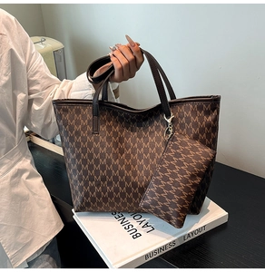 Détail du sac cabas marron avec motif monogramme M et poignées en cuir élégantes