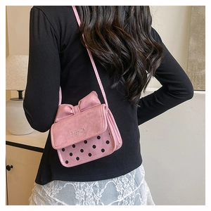 Mini sac bandoulière rose à pois avec un grand nœud et lettrage FASHION détaillé