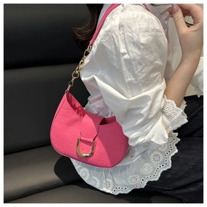 Detail van roze hobo tas met krokodillenprint, gouden bitje en ketting schouderriem