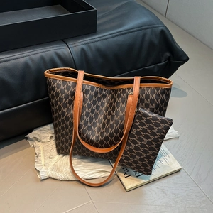 Grand sac cabas vintage marron et pochette assortie avec imprimé monogramme et anses