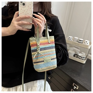 Détail du sac bandoulière tissé à rayures colorées avec étiquette FASHION verte