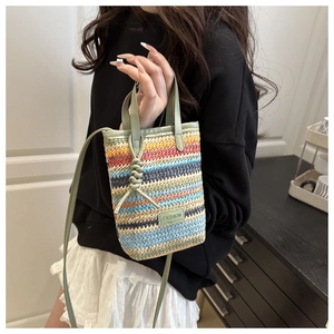 Détail du sac de téléphone tissé à rayures colorées avec étiquette mode et bandoulière verte