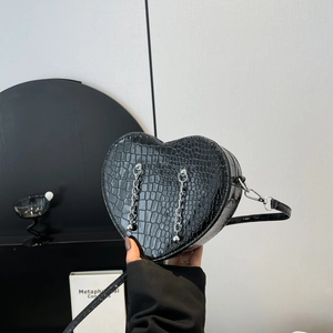 Chic black heart-shaped handbag with crocodile pattern and silver metal chains