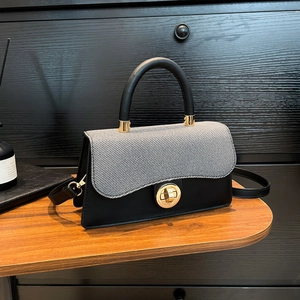 Sac bandoulière minimaliste noir et gris avec fermoir doré et poignée supérieure