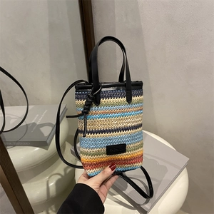 Sac bandoulière tendance en tissage rayé multicolore avec poignées en cuir noir