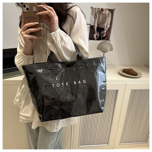 Dettaglio borsa tote in pelle verniciata nera lucida con stampa bianca TOTE BAG