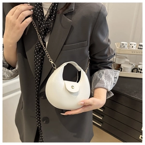 Détail du sac bandoulière blanc en demi-lune avec texture cuir et chaîne dorée chic