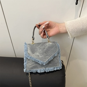 Sac bandoulière en denim bleu avec franges, poignée en métal et chaîne dorée femme