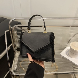 Sac mode en toile noire avec garniture de franges et rabat en forme de V pour femmes