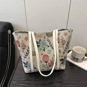 Retro floral print tote bag in cream jacquard fabric with large capacity for commuting
