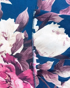 Detailaufnahme des floralen Stoffes mit sauberer Overlock-Naht und hochwertiger Textur