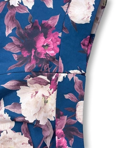 Detailaufnahme von dunkelblauem Blumenstoff mit hochwertigem verdecktem Reißverschluss