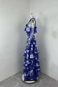 Detail von blau-weißem Blumenprint-Stufenrock und bauchfreiem Camisole-Top im Set