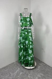 Detailansicht von grünem Blumen-Stufenrock und Rüschen-Crop-Top für den Strand