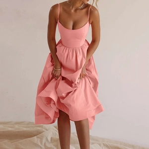 Détail de l'ourlet plissé à taille haute sur cette élégante robe rose à bretelles