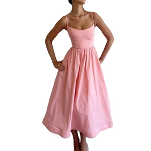 Robe longue rose élégante à taille haute, fines bretelles et jupe évasée fluide à volants