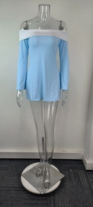 Elegantes hellblaues schulterfreies langärmliges Minikleid mit weißem Ausschnitt-Detail