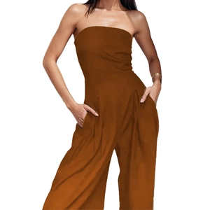 Elegant strapless wide-leg jumpsuit in caramel brown with slim waist and side pockets