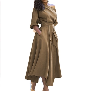 Elegante bruine midi-jurk met blote schouders, halflange mouwen en bijpassende riem