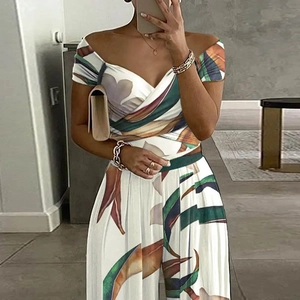 Completo due pezzi con stampa tropicale, top corto con spalle scoperte e pantaloni larghi