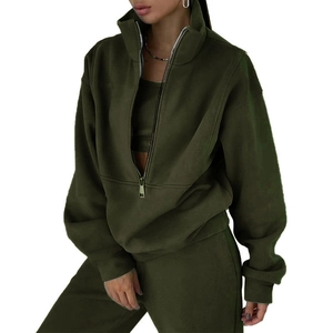 Detalle de chándal verde oscuro para mujer con sudadera de forro polar y media cremallera metal
