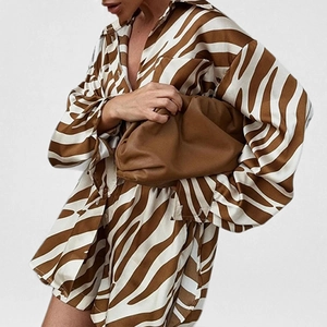 Chemise satinée oversize à imprimé zèbre marron avec manches longues et boutonnage