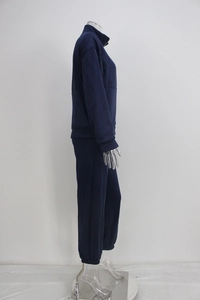 Detalle de conjunto chándal de felpa azul marino con sudadera de cuello alto y joggers