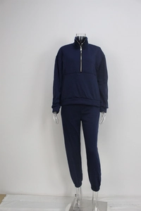 Detalle del chándal azul marino de dos piezas con sudadera con cremallera de un cuarto