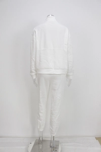 Vista trasera de chándal de felpa blanco para mujer con chaqueta de cuello alto y joggers