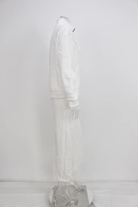 Vista lateral de chándal blanco de dos piezas con cuello alto y pantalón deportivo