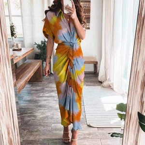 Détail de robe midi tie-dye avec col à boutons et ceinture ajustée à la taille