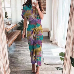 Détail de la robe chemise tie-dye colorée avec col en V et ceinture nouée à la taille