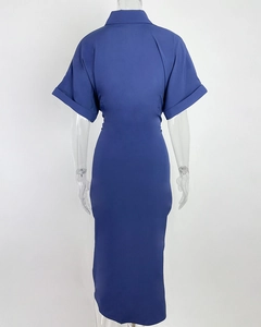 Détail du dos d'une robe chemise bleu marine à manches courtes et coupe ajustée