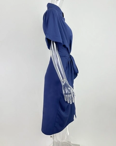 Détail de la robe chemise bleu marine avec nœud à la taille et ourlet asymétrique