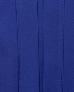 Détail du tissu bleu roi avec plis verticaux et doubles coutures de précision