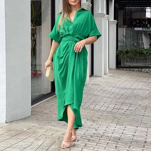 Robe chemise midi vert émeraude élégante avec taille nouée et ourlet irrégulier