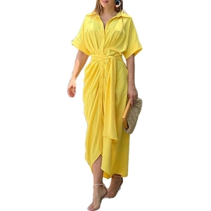 Robe chemise midi jaune vif élégante avec col à revers et ceinture nouée à la taille