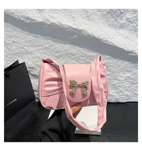 Détail du sac à bandoulière rose avec boucle en métal doré et texture en cuir PU mat élégant