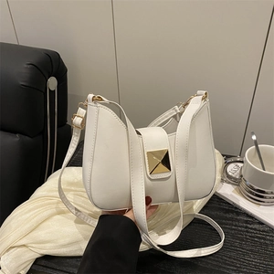 Sacoche selle blanche pour femme avec boucle dorée et bandoulière réglable chic
