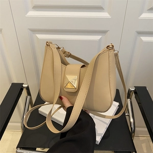 Sac à bandoulière minimaliste en cuir PU beige avec rivet carré doré et sangle