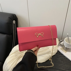 Sac à bandoulière rectangulaire rose avec nœud doré pour un style élégant et chic