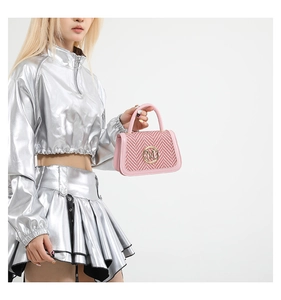 Borsa a mano rosa con trama a spina di pesce rossa e bianca e logo M dorato