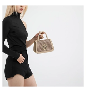Dettaglio della borsa a tracolla tessuta beige e marrone con logo M dorato e manico